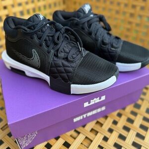 Nike LeBron Witness VIII Basketball Shoes - Men’s size 8 / Women’s size 9.5
